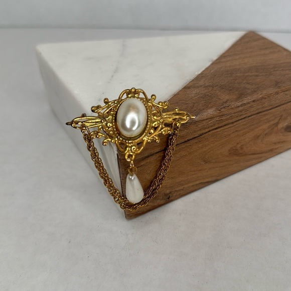 Vintage Jewelry - Vintage Faux Pearl Chain Brooch Pin Teardrop Statement Gold Tone lot B33